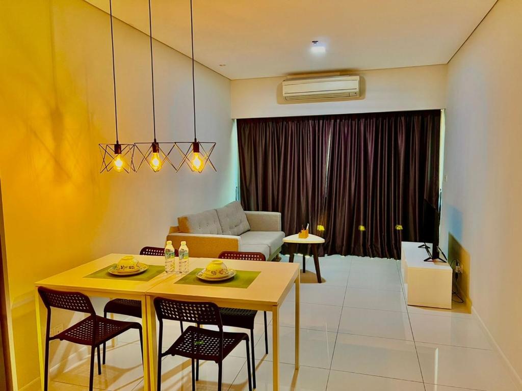 ein Wohnzimmer mit einem gelben Tisch und Stühlen in der Unterkunft Summer suites victory house in Kuala Lumpur