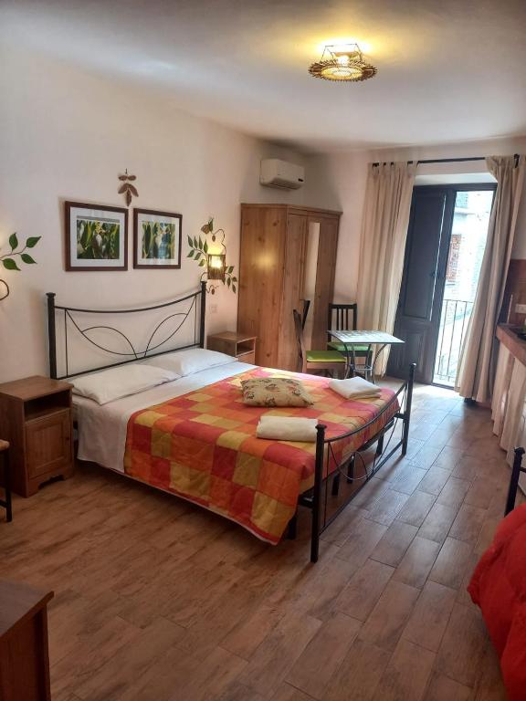 Postel nebo postele na pokoji v ubytování Antico Borgo - A due passi dalle Gole Alcantara