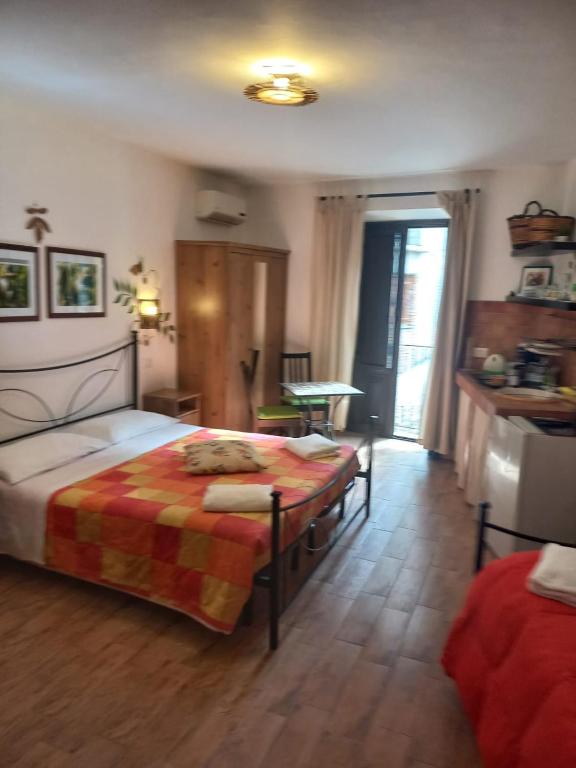 Postel nebo postele na pokoji v ubytování Antico Borgo - A due passi dalle Gole Alcantara