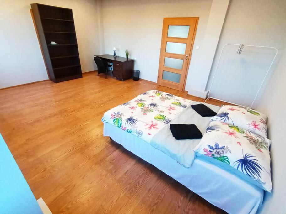 - une chambre avec un lit et du parquet dans l'établissement Fantastic ZG - S4 Pokój 204, à Zielona Góra