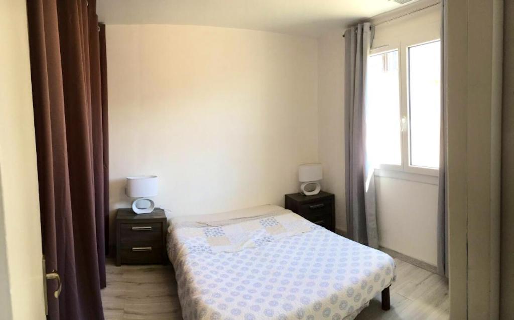a small bedroom with a bed and a window at Maison de 3 chambres a Valras Plage a 600 m de la plage avec spa jardin clos et wifi in Valras-Plage