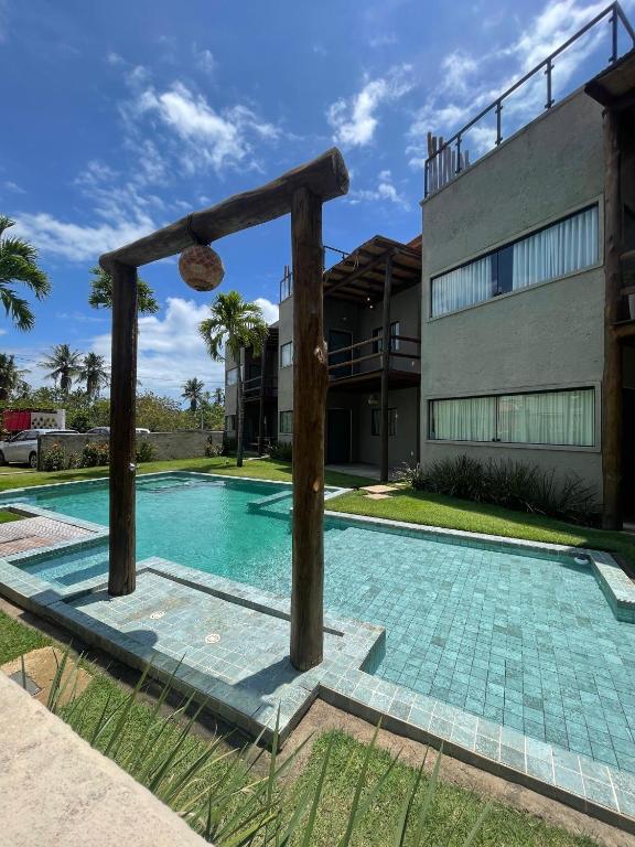 une piscine en face d'un bâtiment dans l'établissement CASA EM SÃO MIGUEL DOS MILAGRES, à São Miguel dos Milagres