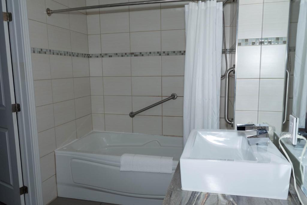 Un baño de Travelodge by Wyndham Roberval