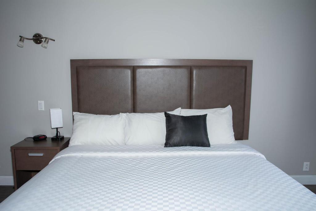 Una cama o camas en una habitación de Travelodge by Wyndham Roberval
