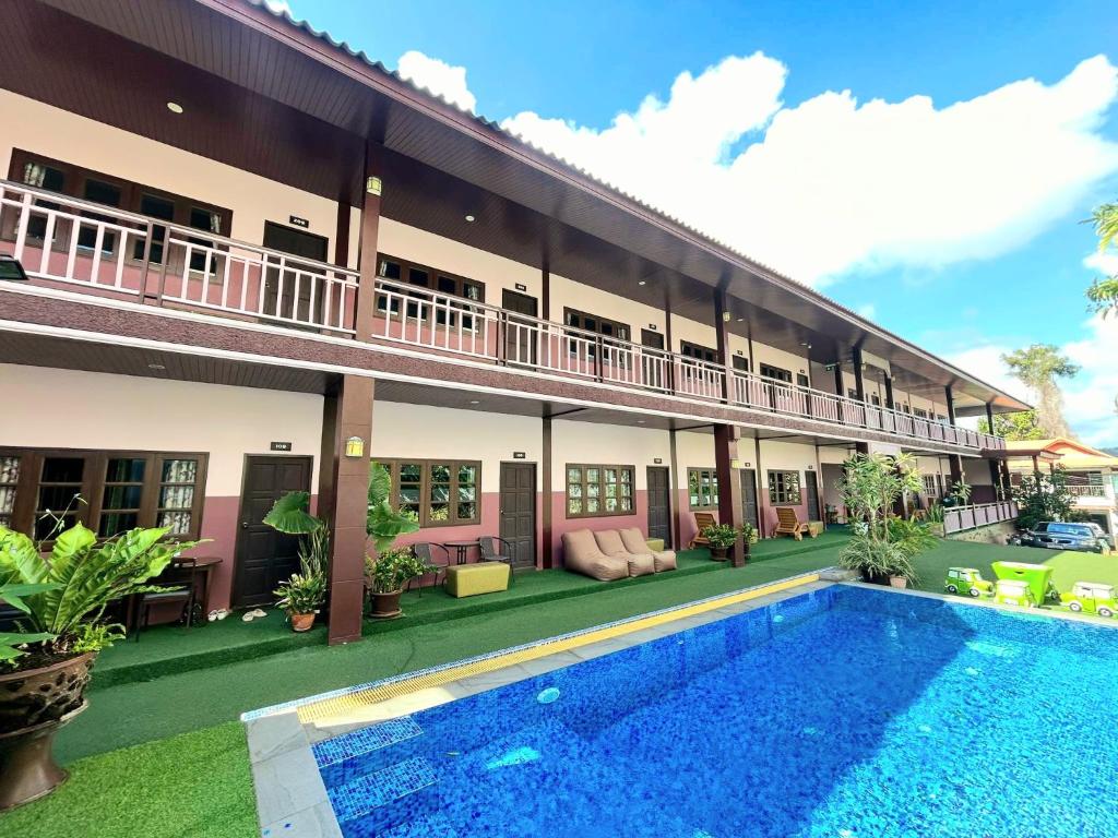 Bazén v ubytování Samui platinum hotel nebo v jeho okolí