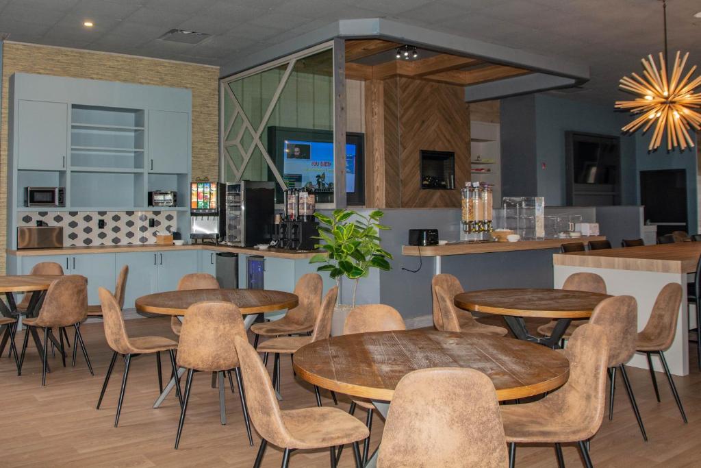 Un restaurante u otro lugar para comer en Travelodge by Wyndham Roberval