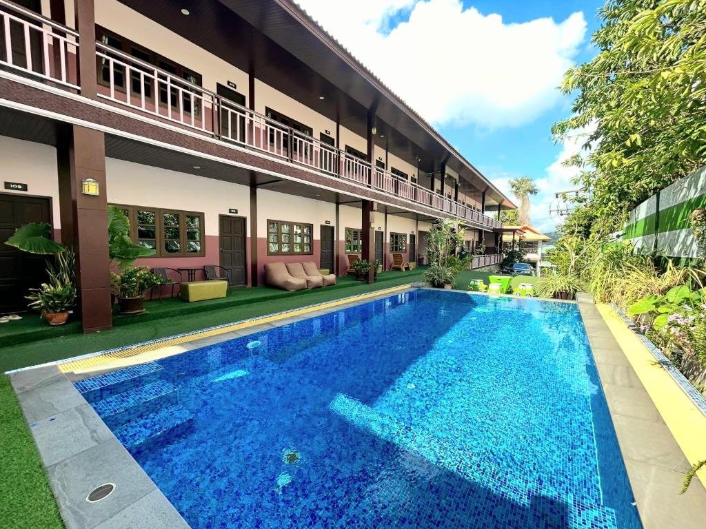 Bazén v ubytování Samui platinum hotel nebo v jeho okolí