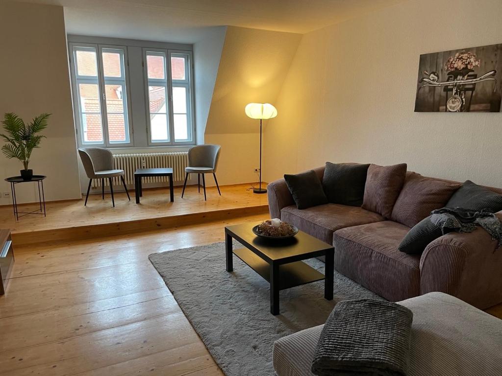 salon z kanapą i stołem w obiekcie Brix Apartment w mieście Naumburg