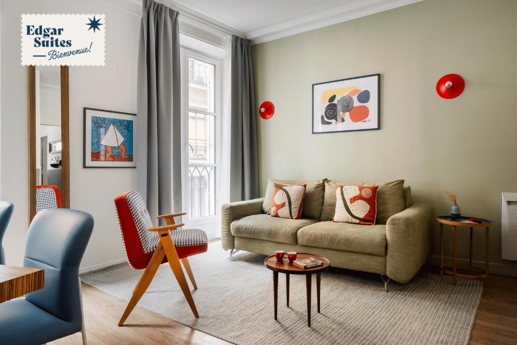 un soggiorno con divano e tavolo di Edgar Suites Grands Boulevards - Hauteville a Parigi
