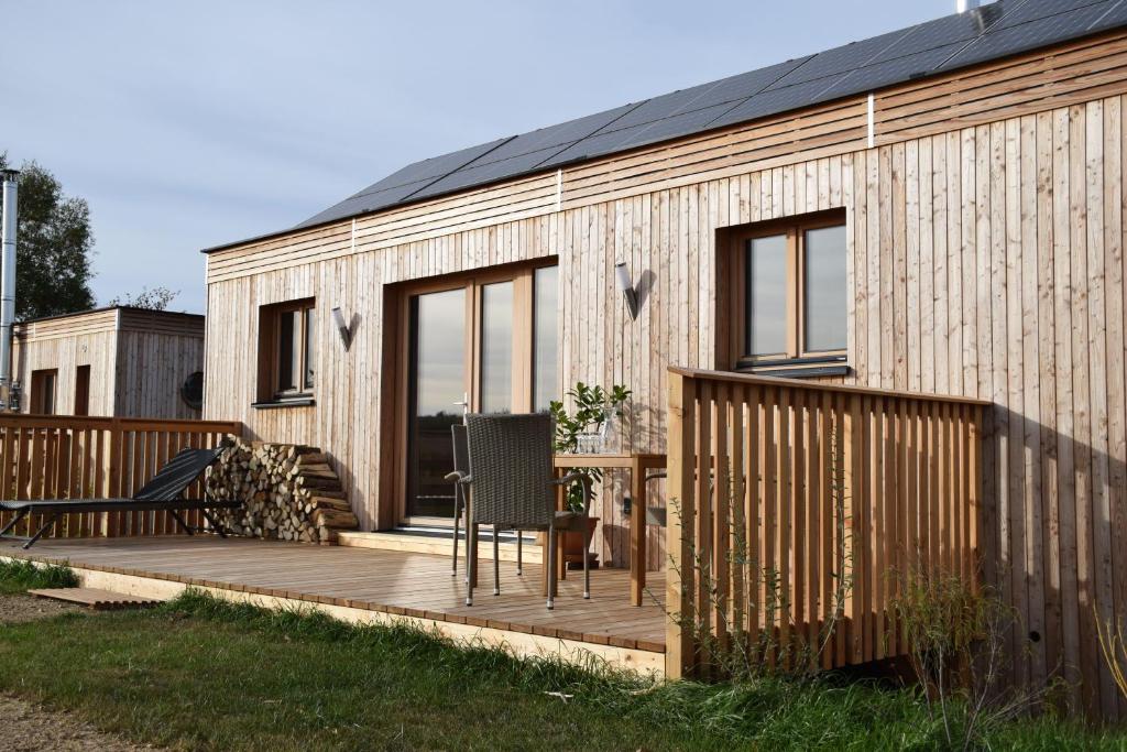 una pequeña casa de madera con terraza de madera en Boutique Loft Mona Lisa, Boutique Loft Mrs Green en Drosendorf Stadt