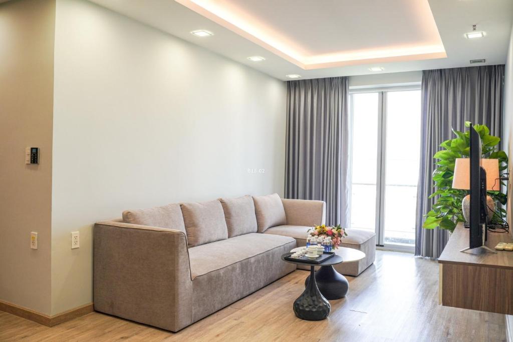 a living room with a couch and a table at Apartment Scenic Valley Quận 7 in Ho Chi Minh City