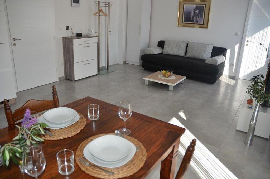salon ze stołem i kanapą w obiekcie Apartments Villa Marina w mieście Vodice