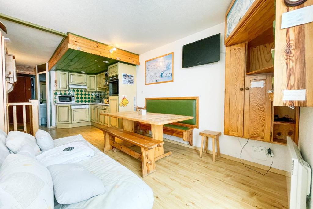 een woonkamer met een bank en een tafel bij L'ivresse des sommets #AH2 in Huez