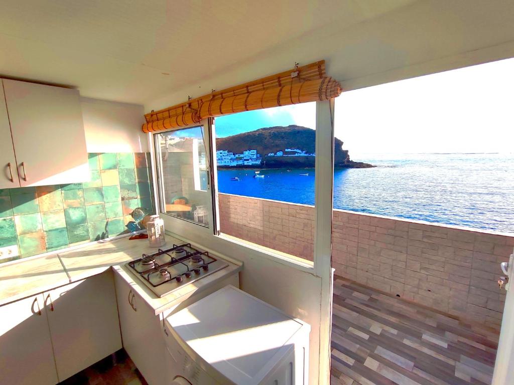 テルデにあるEolo OceanFrontの水辺の景色を望むキッチン