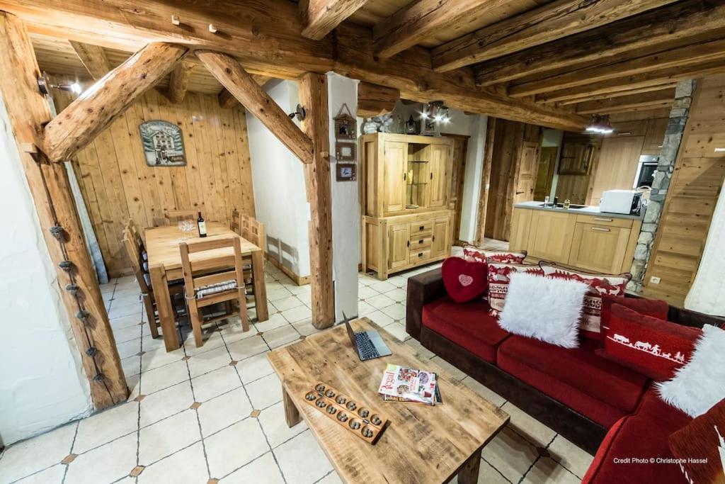 ヴァル・ディゼールにあるChalet Ancolieの赤いソファとテーブルのあるリビングルーム