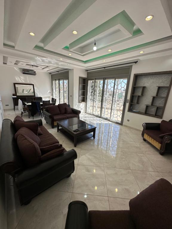 een grote woonkamer met banken en een piano bij maison luxe et conviviale à HYDRA F6 in Alger