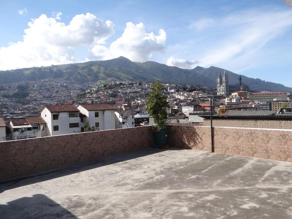 uitzicht op de stad vanaf het dak van een gebouw bij San Antonio Inn in Quito