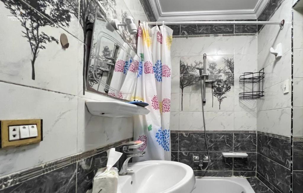 Ένα μπάνιο στο Ramses Pyramids View Apartment