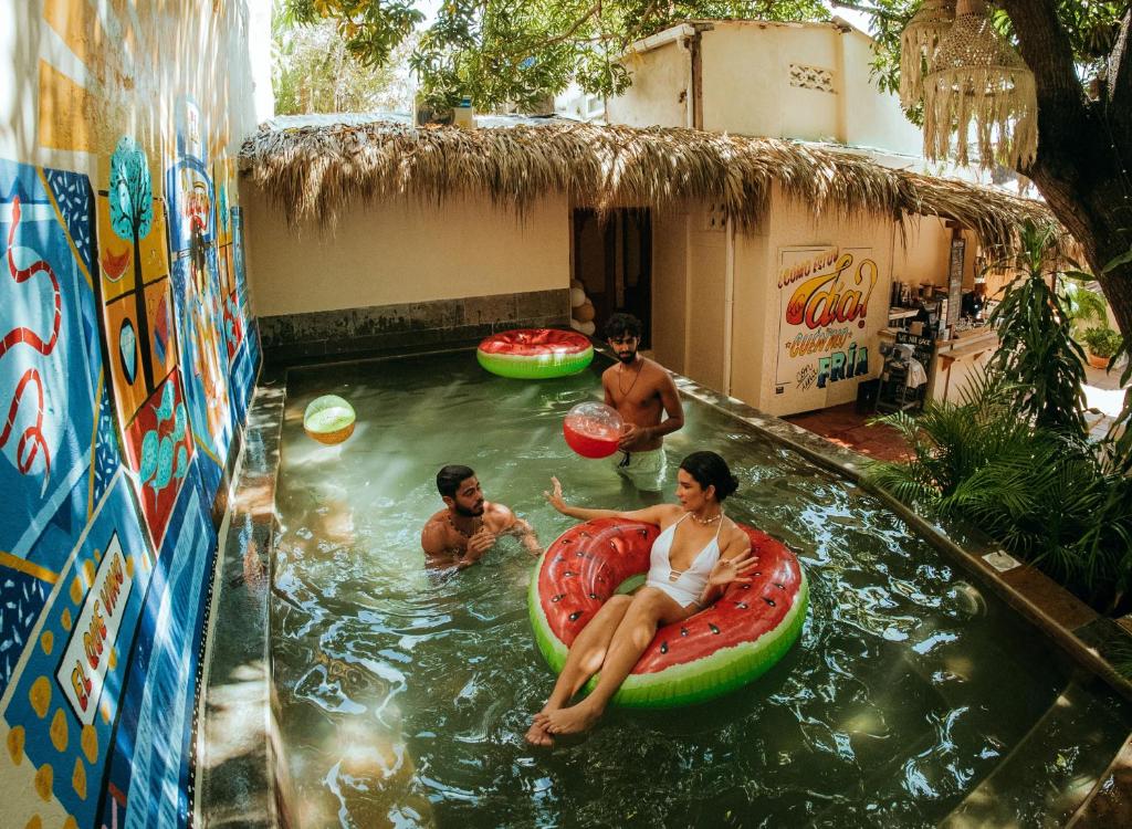 un groupe de personnes dans une piscine intérieure dans l'établissement Viajero Cartagena Hostel, à Carthagène des Indes