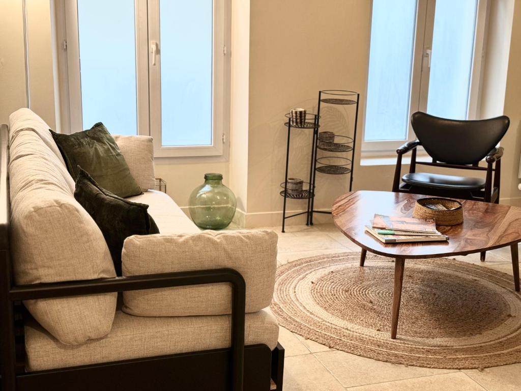 sala de estar con sofá y mesa en Superbe loft Pigalle / Opéra, en París