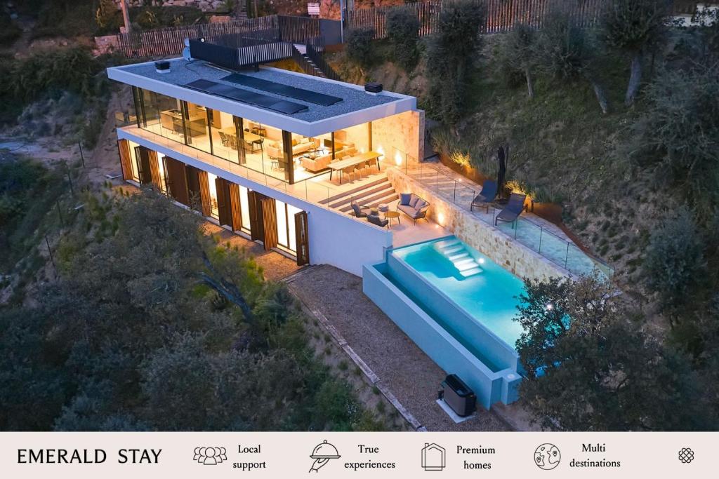 vista aerea di una casa con piscina di Casa Pere Costa Brava - by EMERALD STAY a Santa Cristina d'Aro
