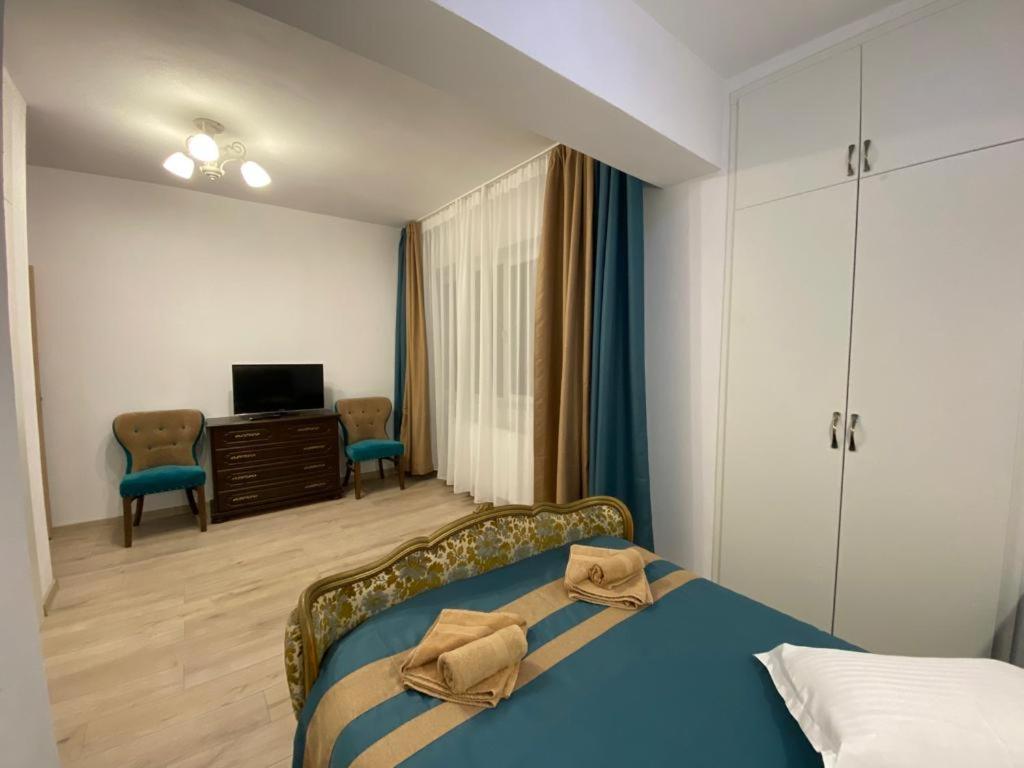 een slaapkamer met een bed met twee handdoeken erop bij Prestige Residence in Alba Iulia