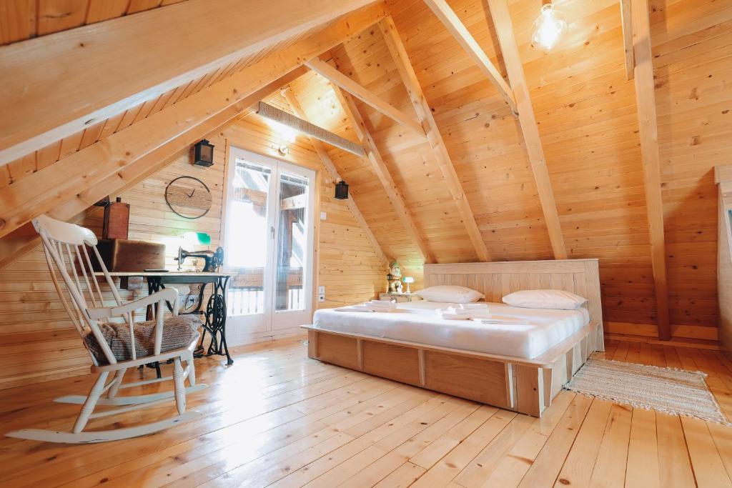 um quarto com uma cama e uma secretária num sótão em Hill Residence em Banja Luka