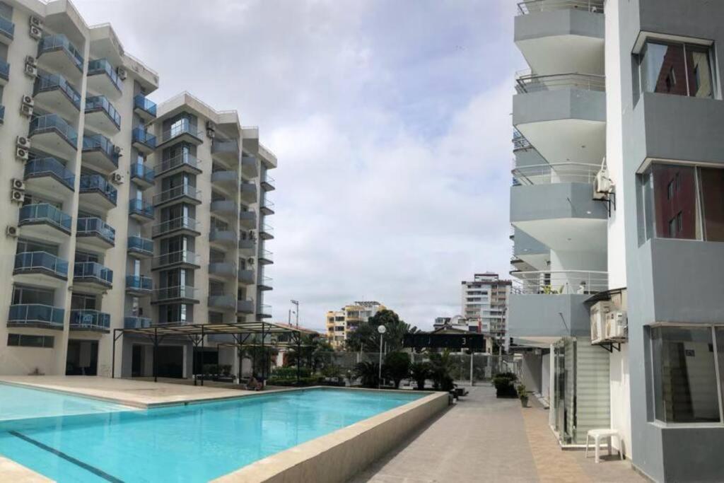 The swimming pool at or close to Hermoso departamento frente al mar