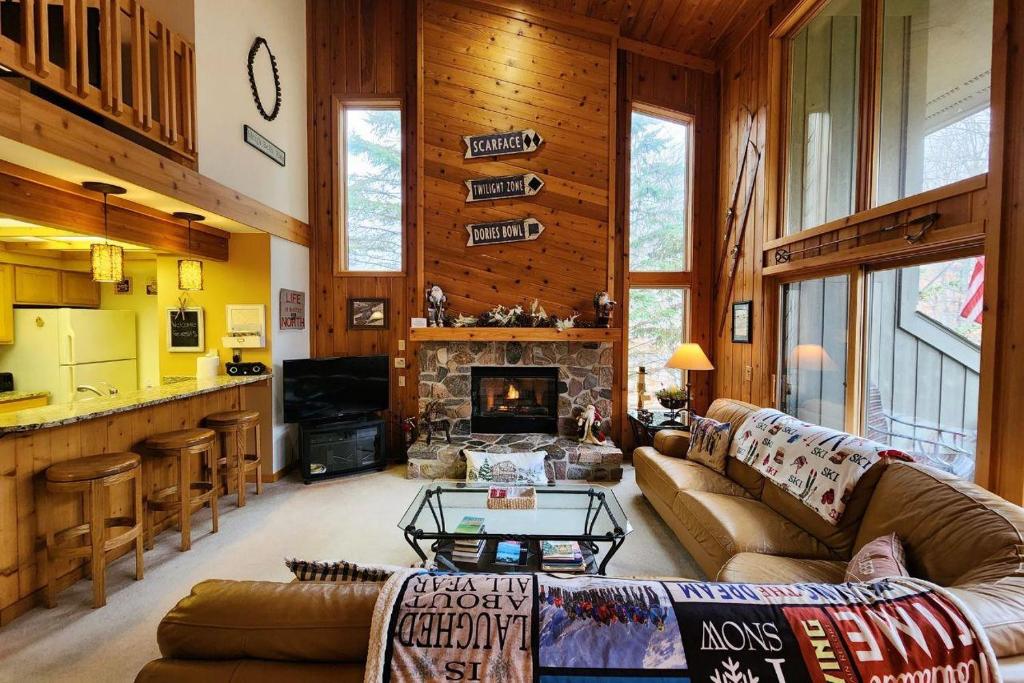 uma sala de estar com um sofá e uma lareira em Southridge 21 em Harbor Springs