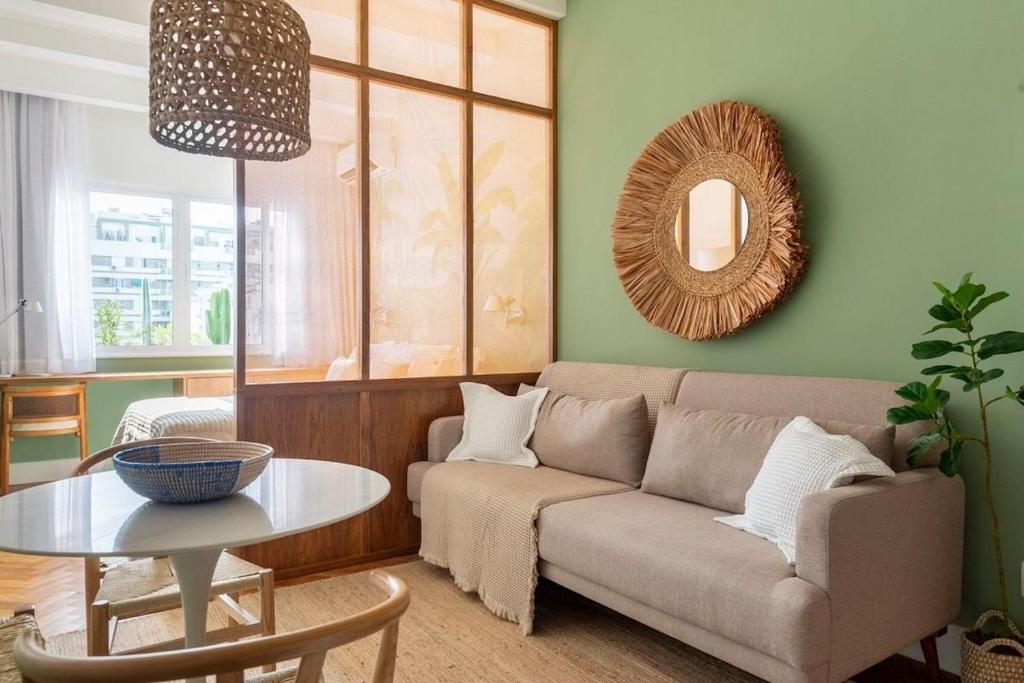 Hotel CurtaIpanema: Studio moderno, completo, 4min praia, a living room with a couch and a table at CurtaIpanema: Studio moderno, completo, 4min praia in Rio de Janeiro