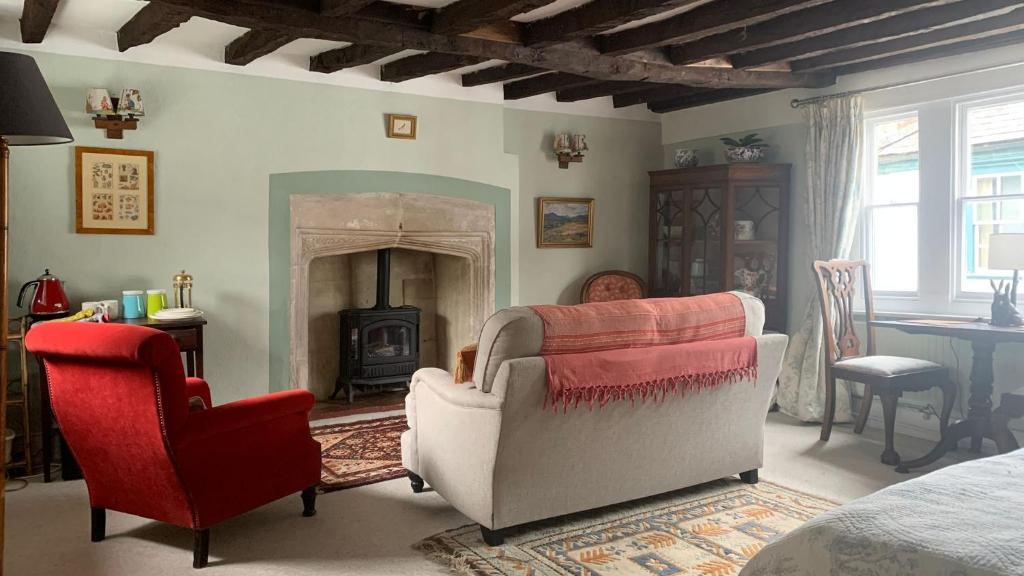 sala de estar con sofá y chimenea en The Totnes Guest House. Upstairs at Zappa's, en Totnes