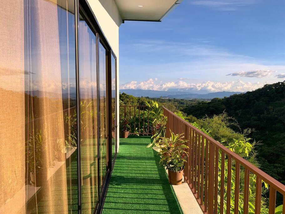 Elle comprend un balcon offrant une vue sur les montagnes. dans l'établissement Lola's Loft, à Grecia