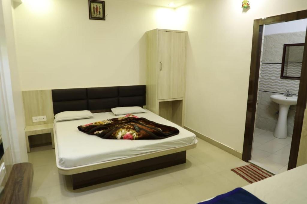 a small bedroom with a bed and a sink at Hotel Sahil 4 Min Distance from Dargah in Ajmer