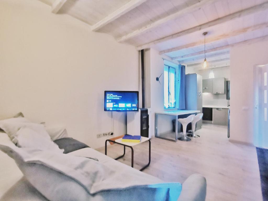 un soggiorno con divano e TV di Bilocale in centro storico a Bertinoro a Bertinoro