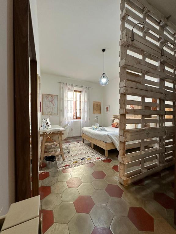 1 dormitorio con 1 cama y pared de madera en Leonardo da Vinci - Casa Babette en Florence