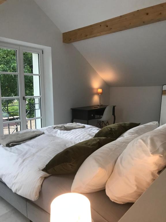 Postel nebo postele na pokoji v ubytování Landhaustraum - Kutscherhaus unter Walnussbäumen