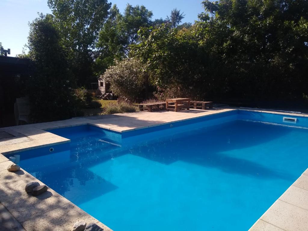 ein blauer Pool mit Picknicktisch im Hinterhof in der Unterkunft Casaquinta La Maju En La Reja! in La Reja