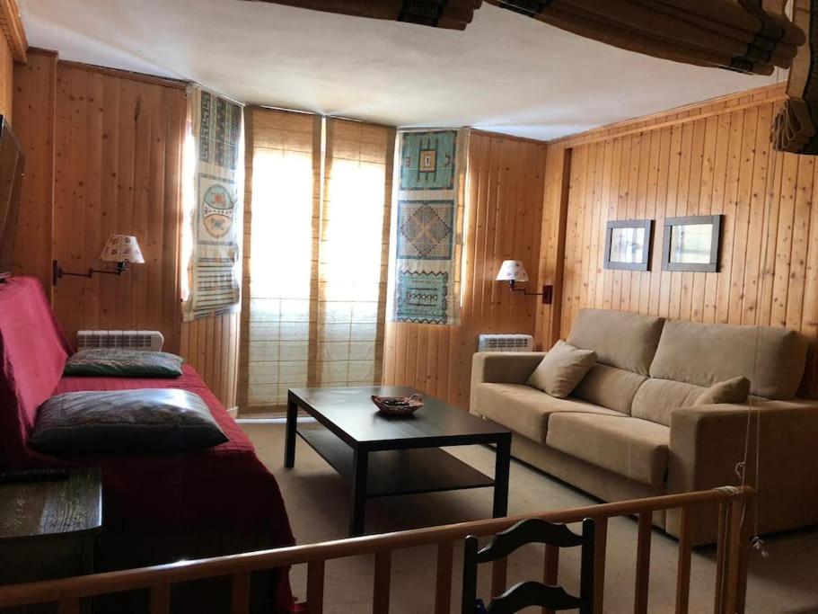 sala de estar con sofá y mesa en Sierra Nevada Estudio Luminoso Urb Los Valles, en Monachil