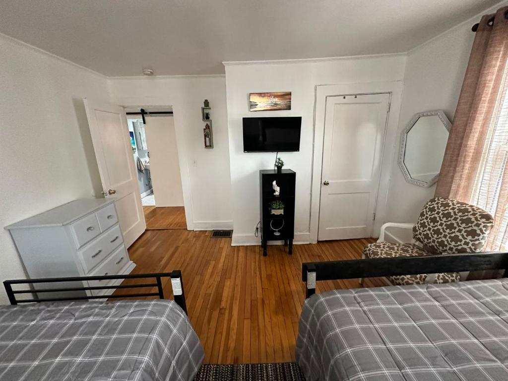 ein Wohnzimmer mit 2 Betten und einem TV in der Unterkunft Farmhouse 2 bedrooms apartment in Lynn