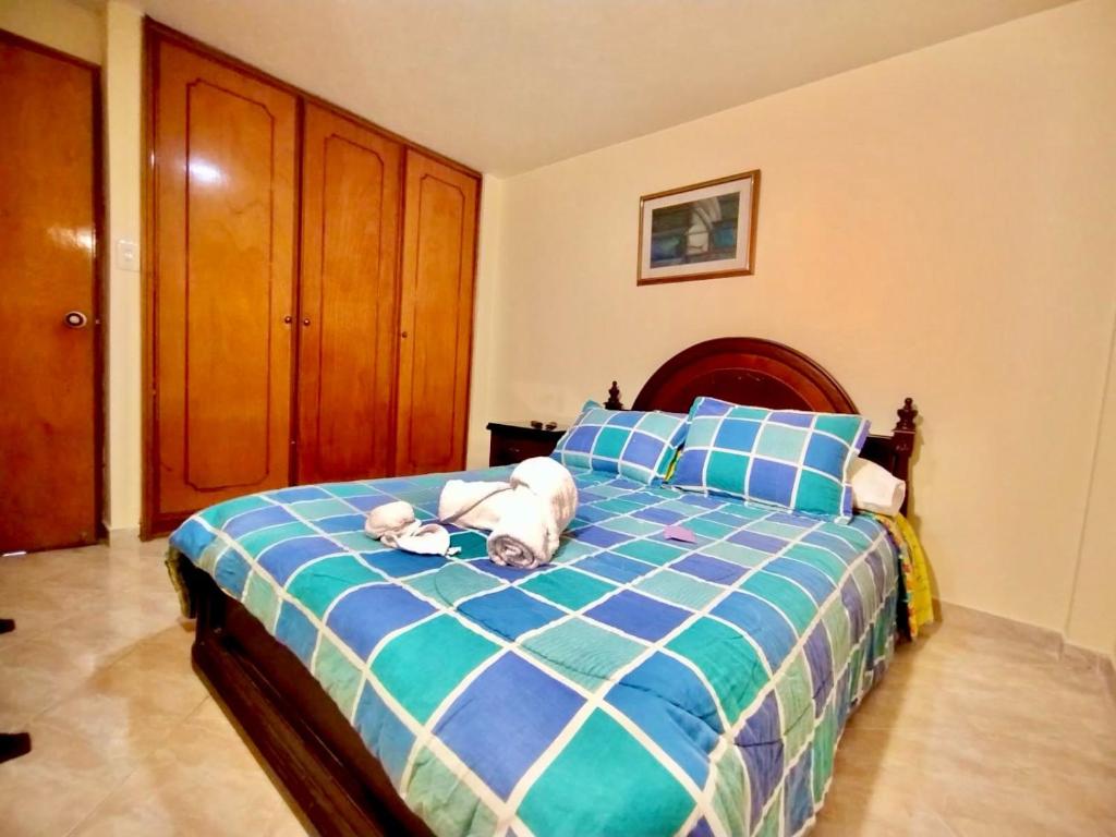 een hond op een bed in een slaapkamer bij Hogar Emerawa - Corferias Bogota - Embajada Americana in Bogota