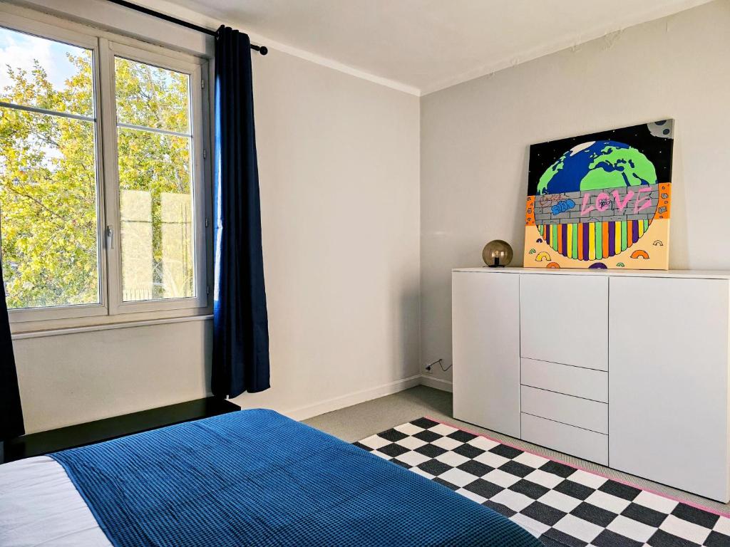 a bedroom with a bed and a window at L&#39;Idrac, Appartements en Hyper centre in Toulouse