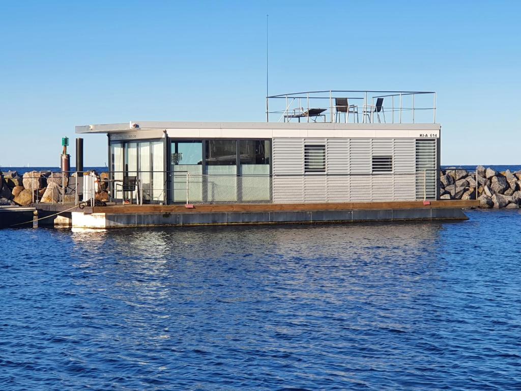 ein Haus auf einer Anlegestelle am Wasser in der Unterkunft Hausboot Floating 44 in Laboe - Boot 2 in Laboe