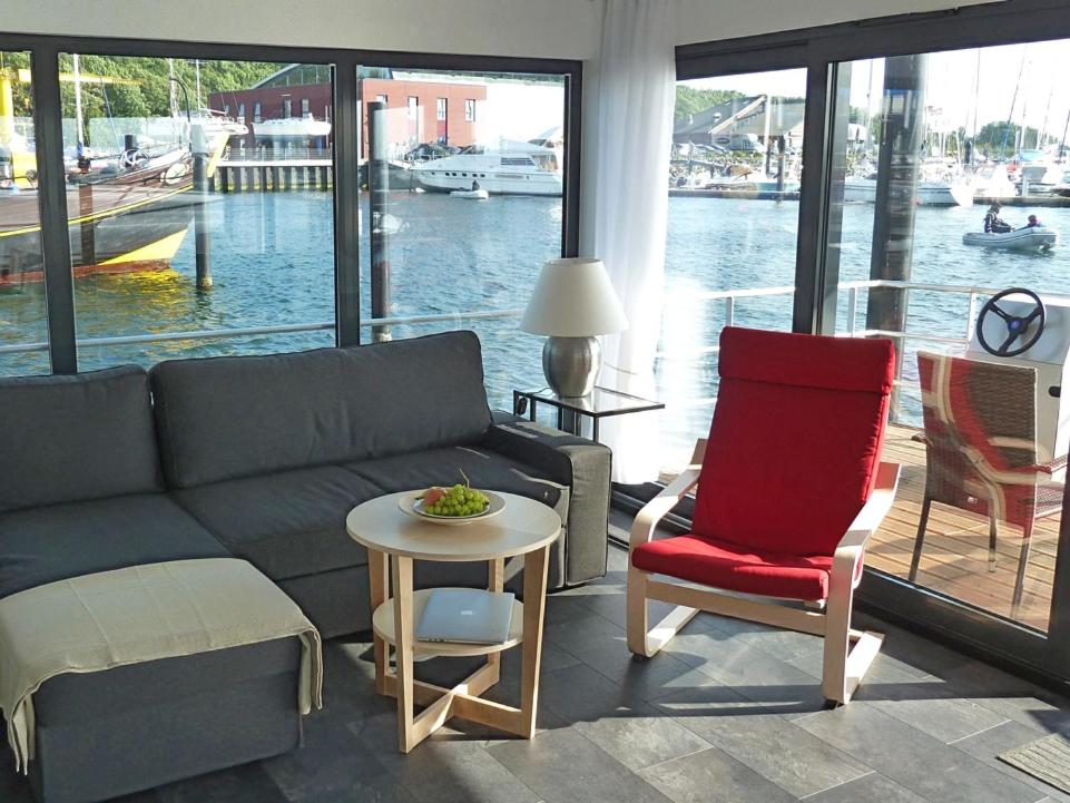 Galeriebild der Unterkunft Hausboot Floating 44 in Laboe - Boot 3 in Laboe