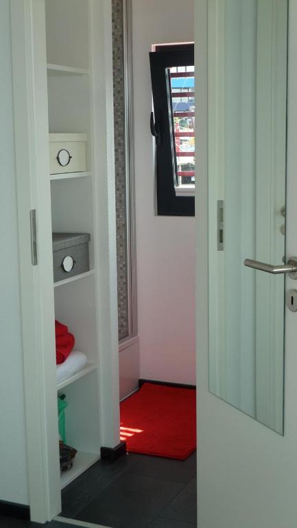 Galeriebild der Unterkunft Hausboot Floating 44 in Laboe - Boot 3 in Laboe