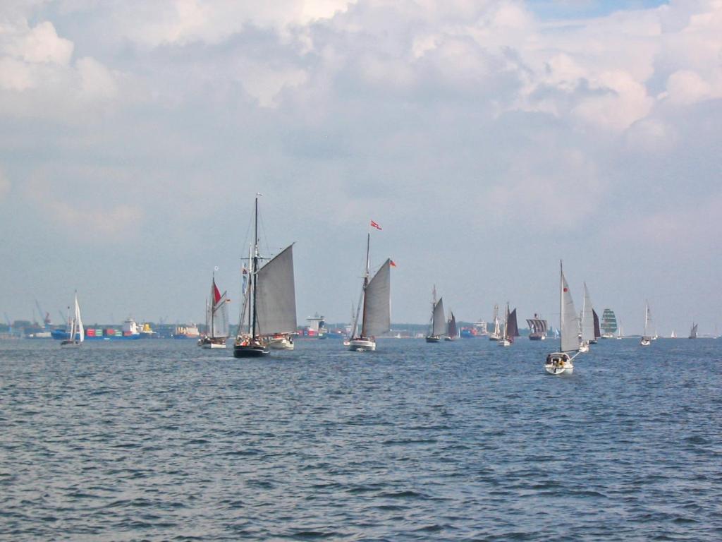 Galeriebild der Unterkunft Hausboot Floating 44 in Laboe - Boot 3 in Laboe