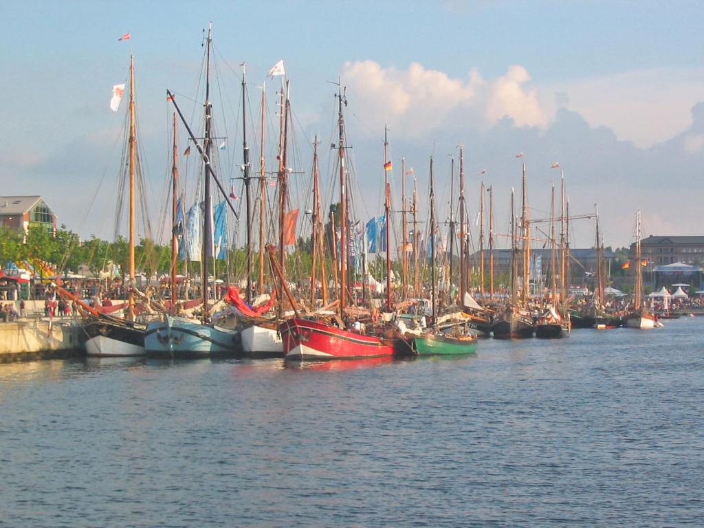Galeriebild der Unterkunft Hausboot Floating 44 in Laboe - Boot 3 in Laboe
