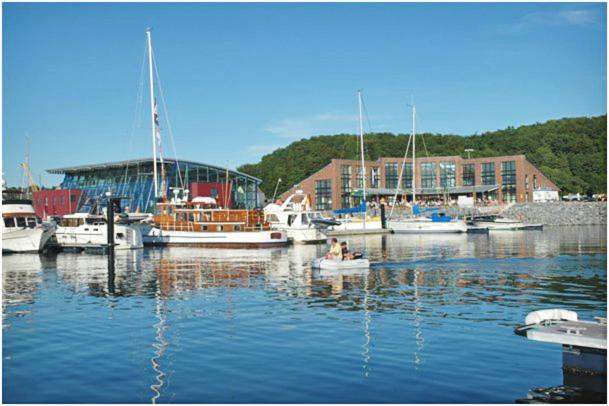 Galeriebild der Unterkunft Hausboot Floating 44 in Laboe - Boot 3 in Laboe