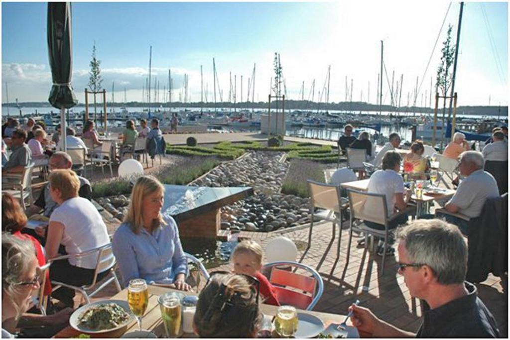 Galeriebild der Unterkunft Hausboot Floating 44 in Laboe - Boot 3 in Laboe