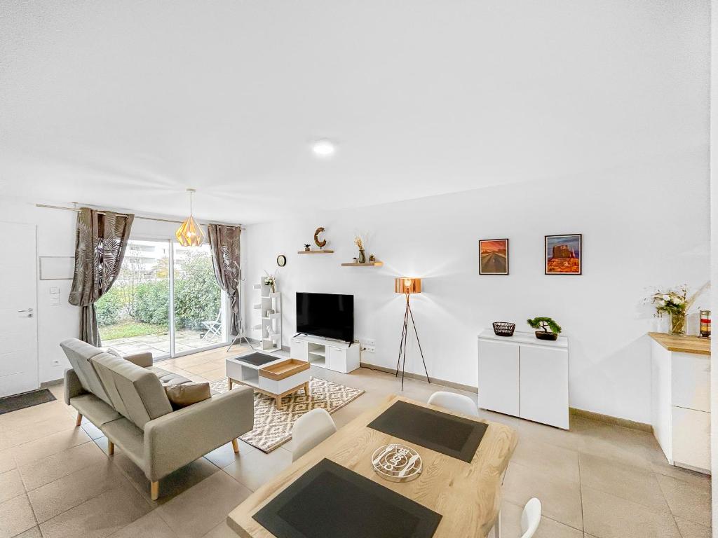 a living room with a couch and a table at L'Eclat de la Gironde in La Hourcade