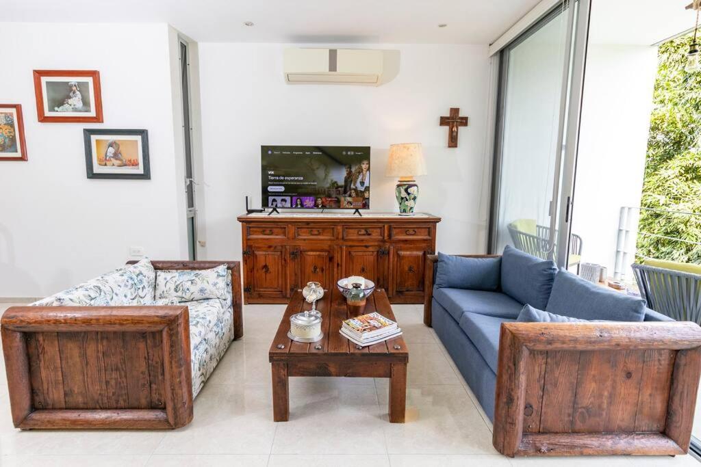 uma sala de estar com um sofá azul e uma mesa em Casa Laák´Fabulous rustic townhouse with pool em Mérida